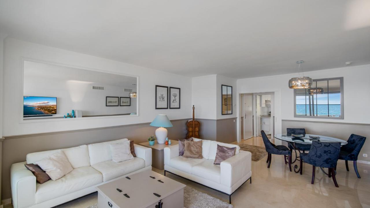 Beach-Line Apartment With 3 Bedrooms In Estepona Exteriör bild