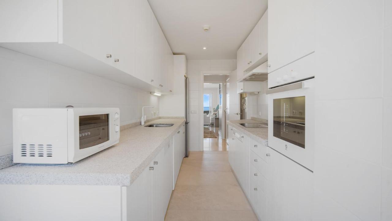 Beach-Line Apartment With 3 Bedrooms In Estepona Exteriör bild