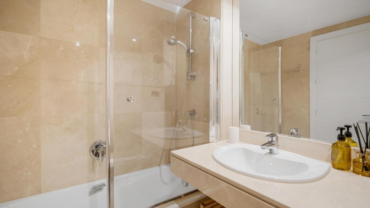 Beach-Line Apartment With 3 Bedrooms In Estepona Exteriör bild