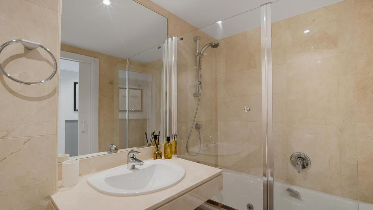 Beach-Line Apartment With 3 Bedrooms In Estepona Exteriör bild