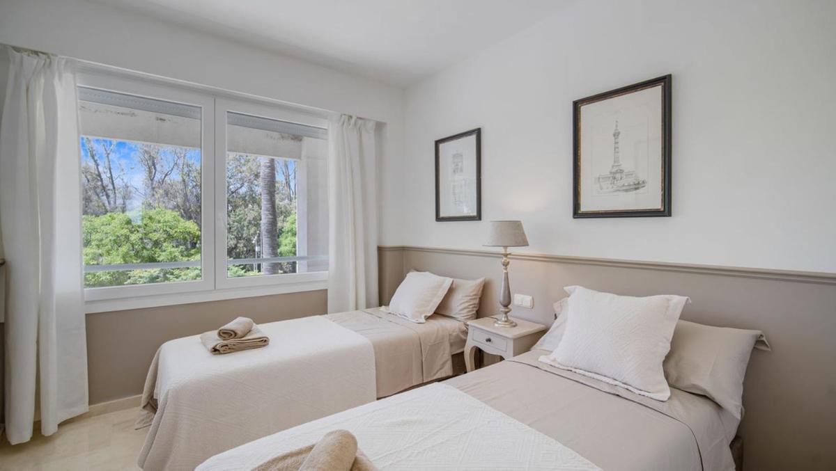 Beach-Line Apartment With 3 Bedrooms In Estepona Exteriör bild